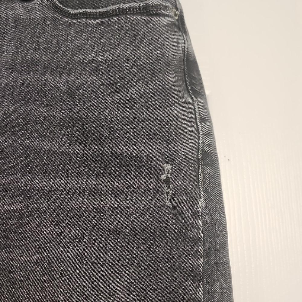 Old Navy Charcoal Distressed Cropped Jeans - Picture 4 of 13